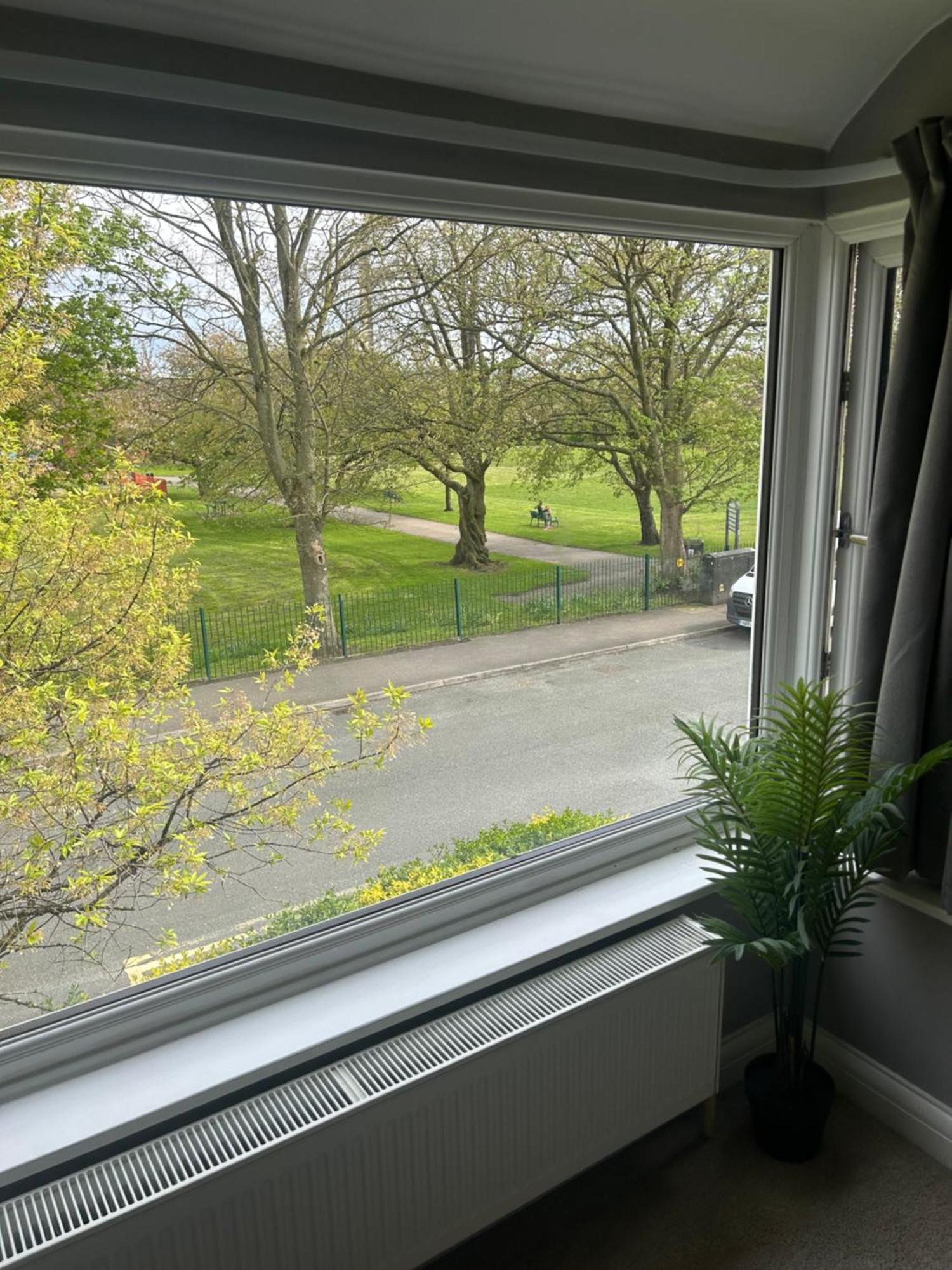 Lovely, Large Double Bedroom With Park View In Home Hazel Grove Buitenkant foto