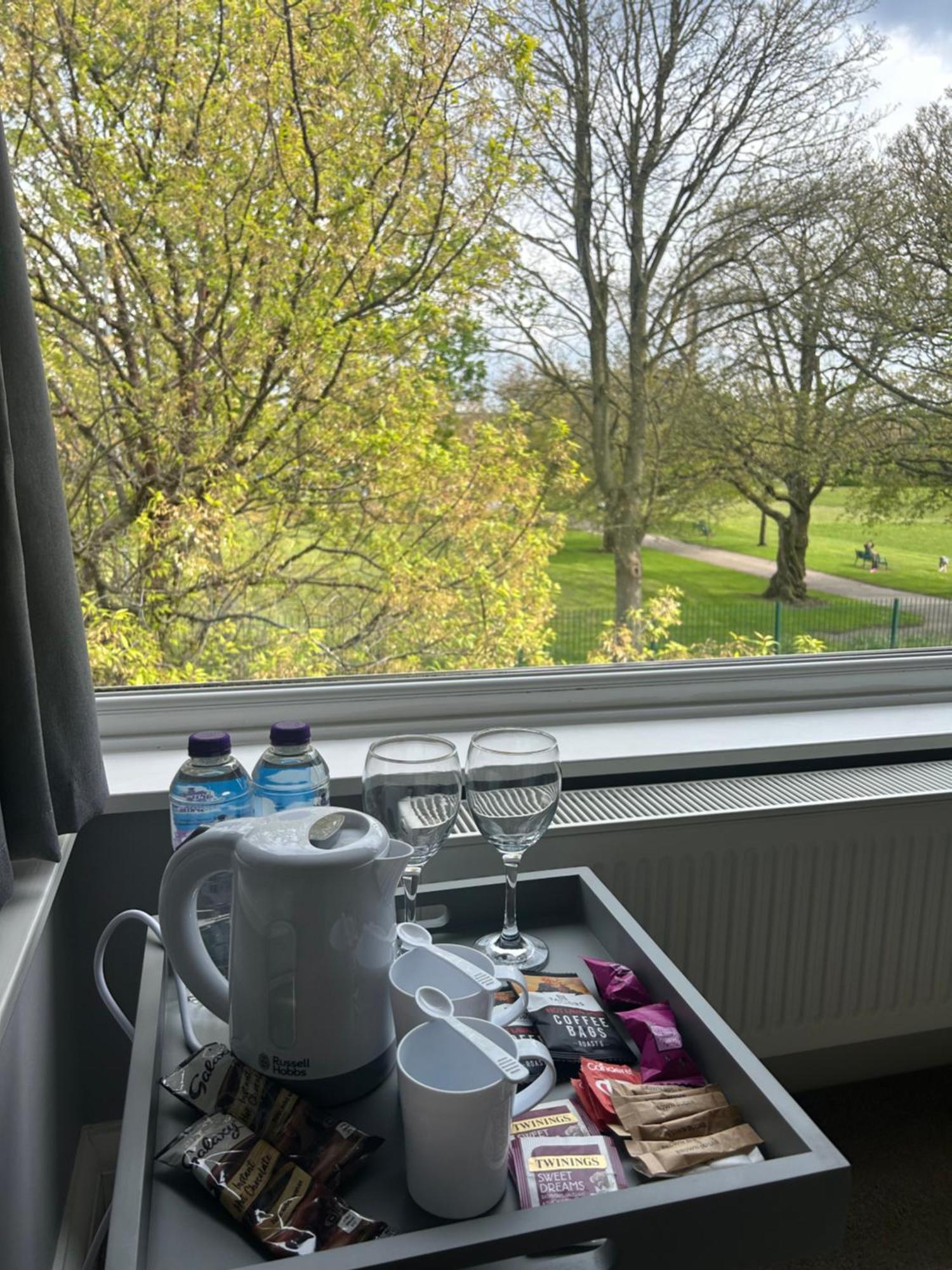 Lovely, Large Double Bedroom With Park View In Home Hazel Grove Buitenkant foto