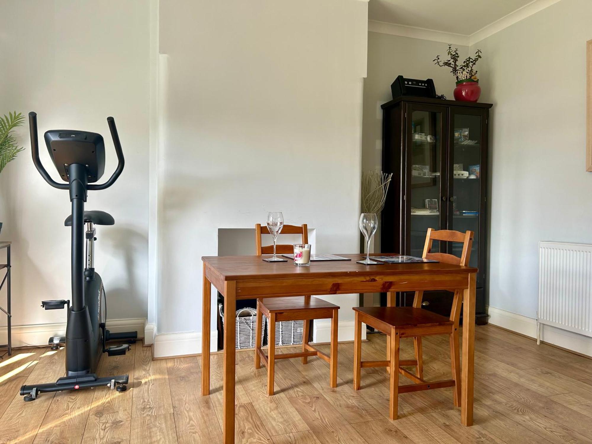 Lovely, Large Double Bedroom With Park View In Home Hazel Grove Buitenkant foto